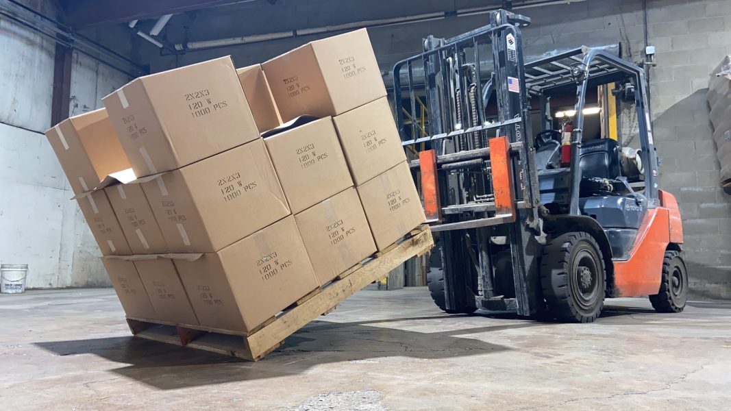 Tilted pallet with boxes (anti skid)